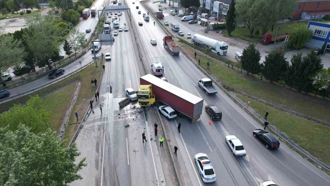 D-100'de kontrolden çıkan tır karşı şeride geçti