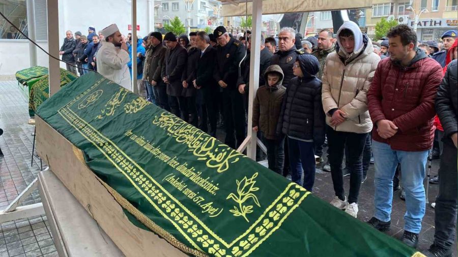 Depremde ölen iki genç, son yolculuğuna uğurlandı