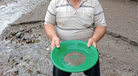 Dere yatağında altın arıyorlar