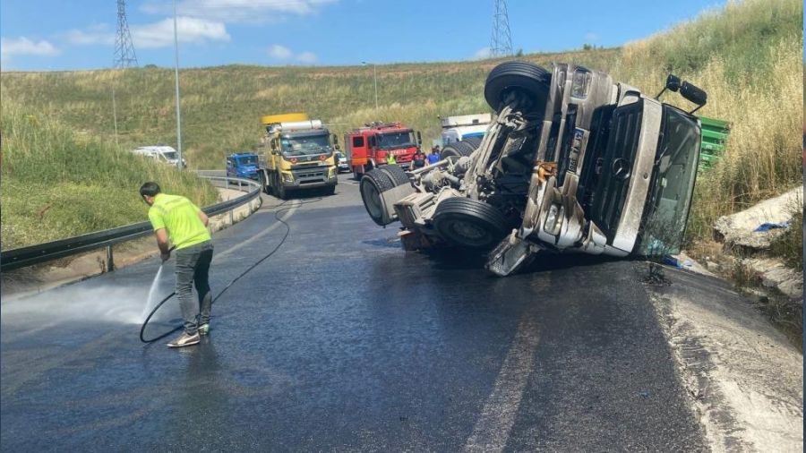 Devrilen tırdaki kimyasal madde yola saçıldı