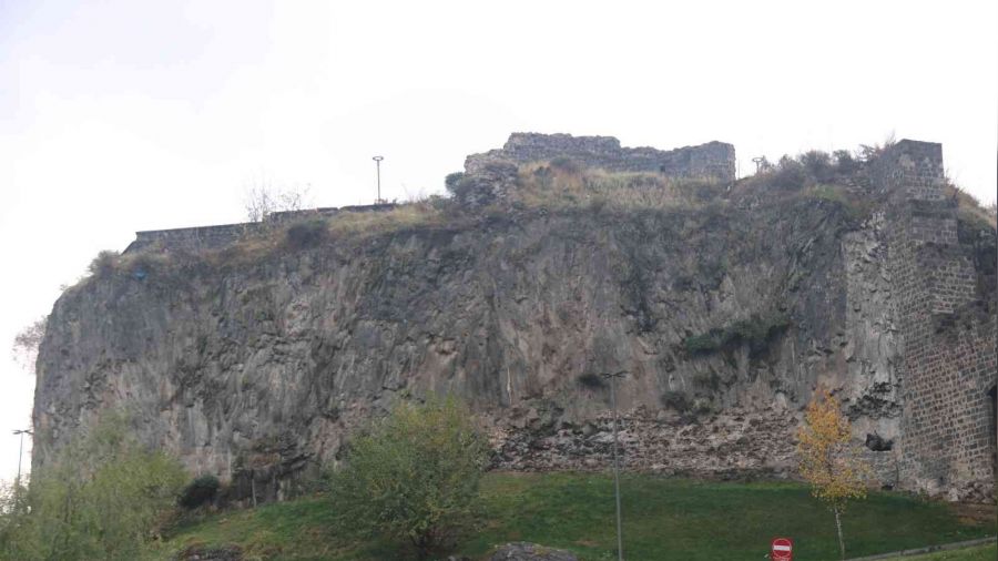 Diyarbakır surları kayalık zemin üzerine inşa edilmiş