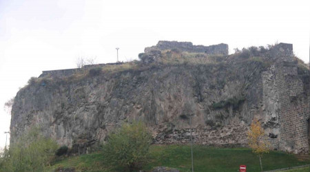 Diyarbakır surları kayalık zemin üzerine inşa edilmiş