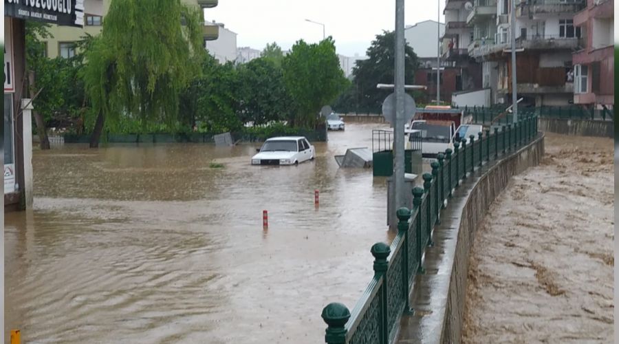 Düzce'de sağanak yağış taşkınlara sebep oldu