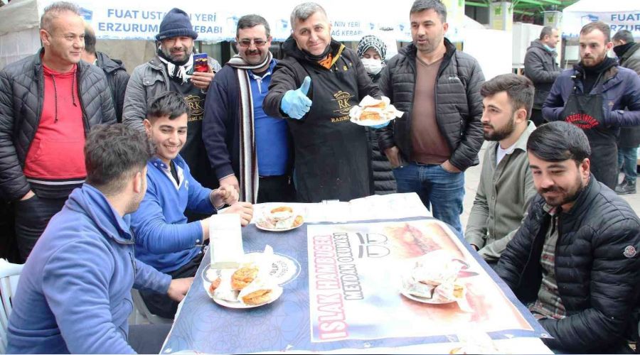 En hızlı hamburger yeme yarışmasını açık ara kazandı