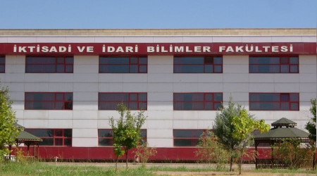 Eski kız öğrenci dekan yardımcısını bıçakladı