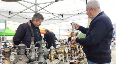 'Göçebe antikacılara' şehir, pazar fark etmiyor