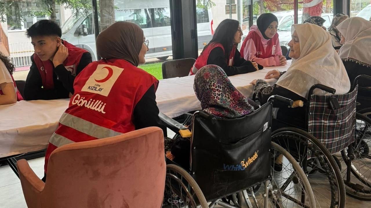 Huzurevindeki anneler unutulmadı