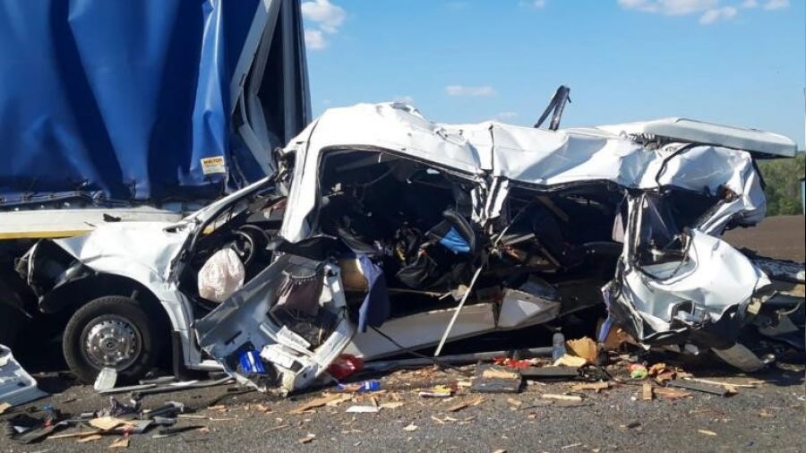 İran'da minibüs ile kamyon çarpıştı: 16 ölü 8 yaralı