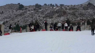 Isparta Davraz'da suni karla kayak keyfi devam ediyor