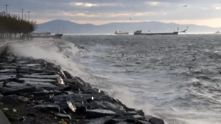 İstanbul'da fırtına etkili oluyor: Dalgalar sahili dövdü