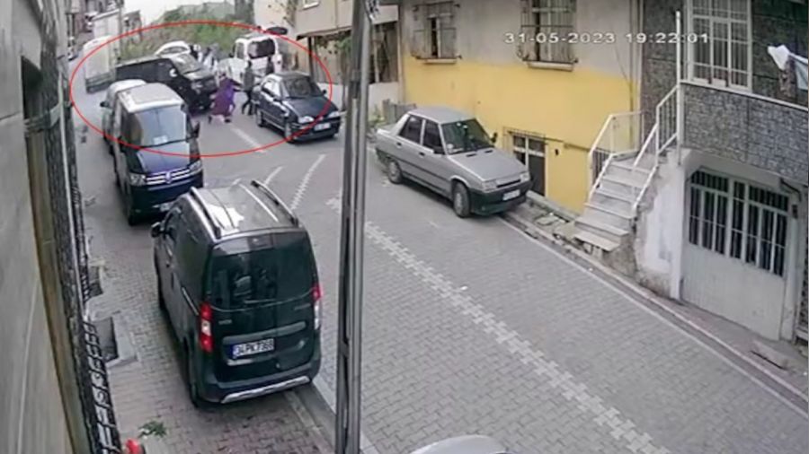 İstanbul'da sokağa girmeye çalışan araç 1'i çocuk 3 kişiyi altına alarak ezdi