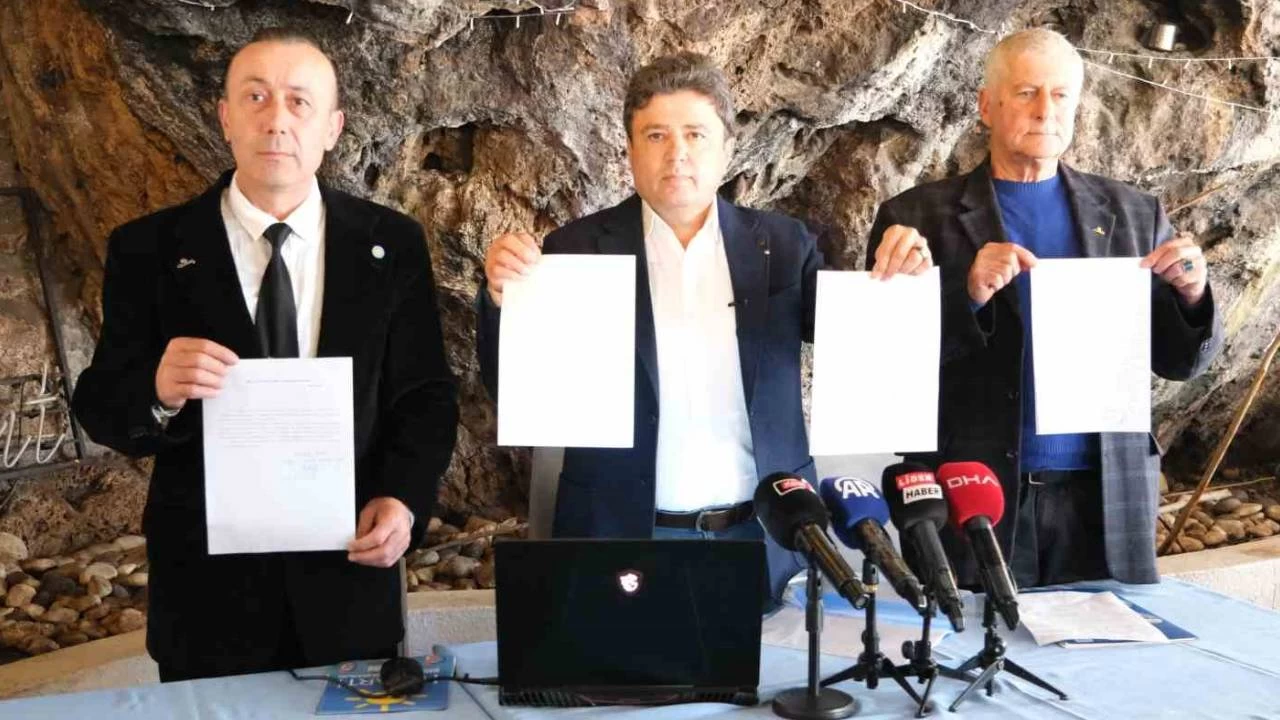 İYİ Parti Antalya'da istifa depremi