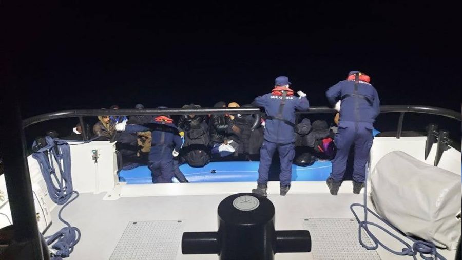 İzmir açıklarında 118 göçmen kurtarıldı