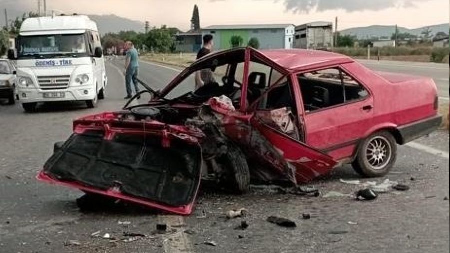 İzmir'deki kazada otomobil kağıt gibi yırtıldı: 2 yaralı