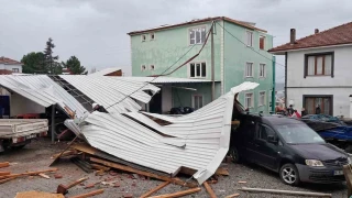 İznik'te şiddetli fırtına evin çatısını uçurdu