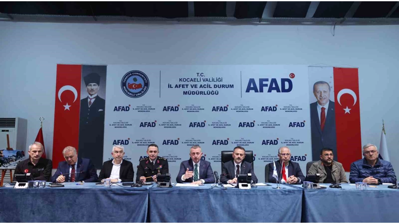 Kocaeli Valisi: 'Panikleyen 23 kişi yüksekten atlayarak yaralandı'