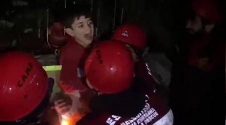 Küçük Bekir 24 saatin sonunda enkaz altından kurtarıldı