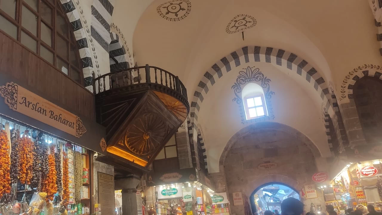 Mısır Çarşısındaki Dua Kürsüsü eski günlerini arıyor