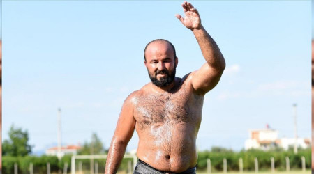 Orhan Okulu'nun gözü altın kemerde