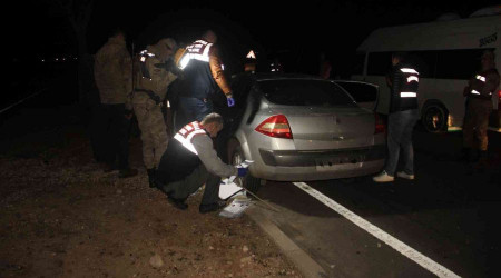 Otomobil uzun namlulu silahla tarandı: 2 ölü