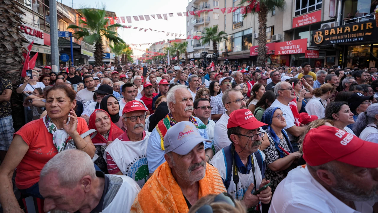Özel : Bizi tahrik etmek için suni gündemler oluşturmaya çalışıyorlar