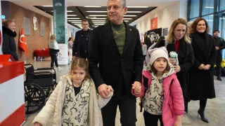 Özgür Özel, Ferdi Zeyrek'in ikiz kızlarını okula götürdü