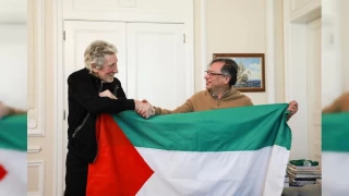 Pink Floyd'un solisti Waters, Kolombiya lideri Petro ile "Filistin" bayrağı açtı