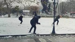 Polis ve çocuklardan kartopu keyfi