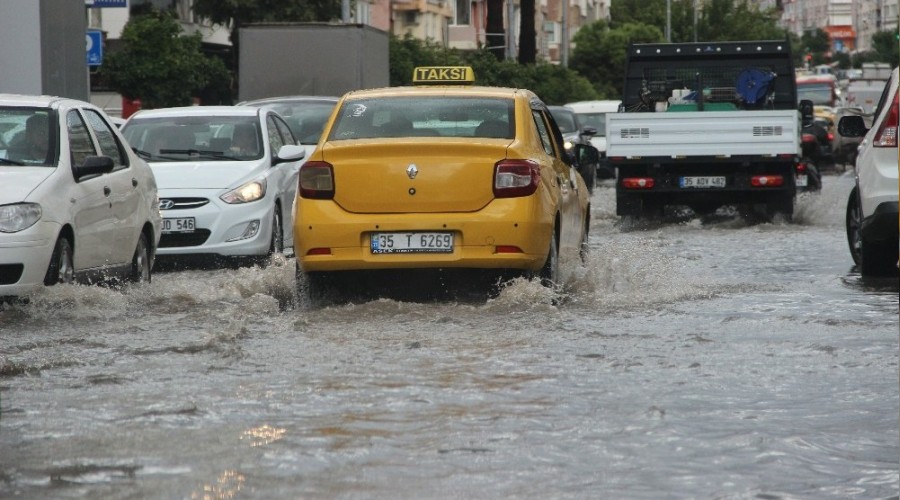 Sağanak İzmir'i göle çevirdi