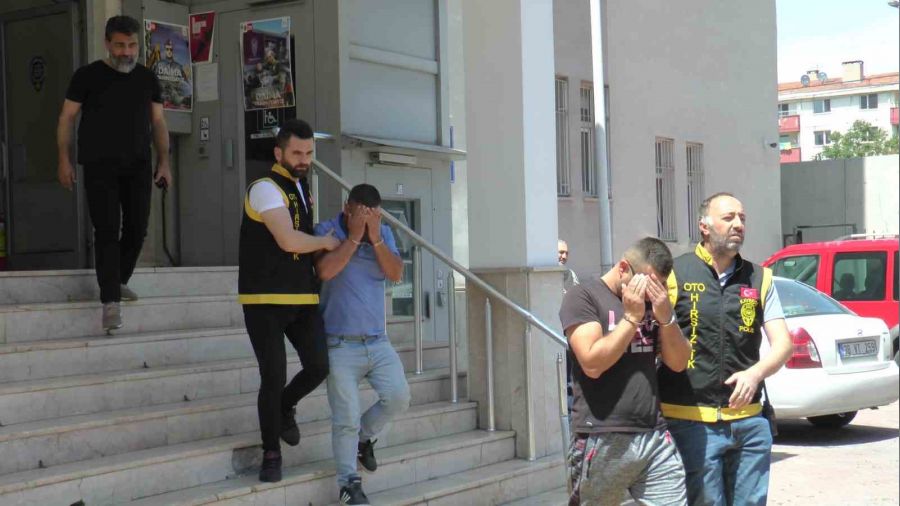 Sattıkları araçları yedek anahtarları ile çalıyorlardı