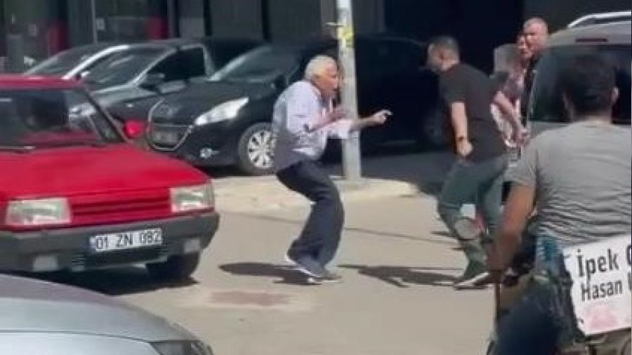 Sevgilisine çarpan yaşlı adamı bıçakladı