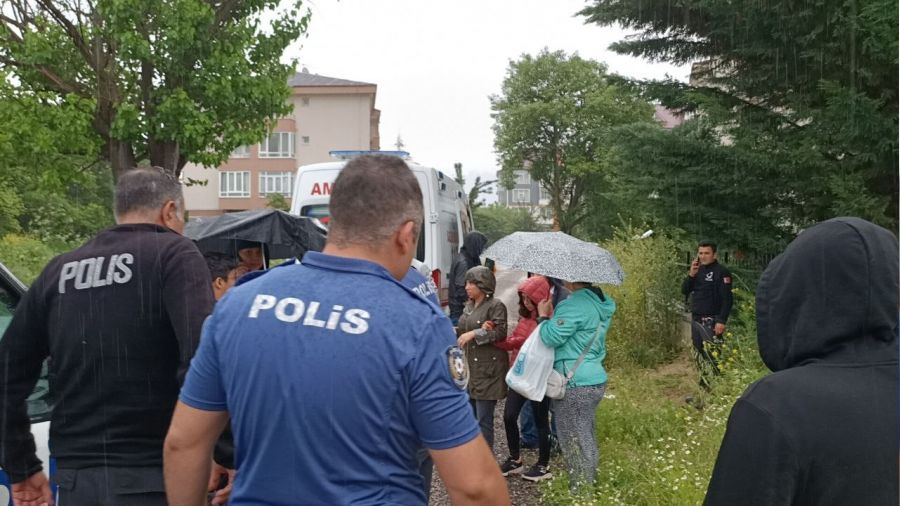 Silah sesine koan vatandalar gen adam kanlar iinde buldu