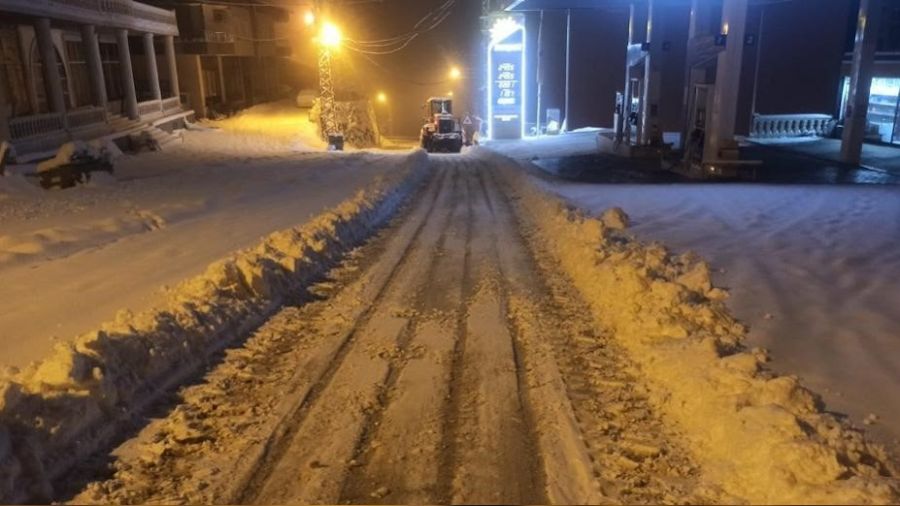 Şırnak’ta kar yarım metreyi buldu