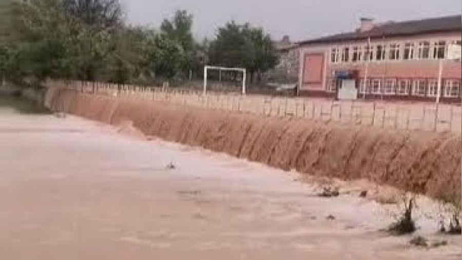 Tokat'ta okul bahçesi şelaleye döndü