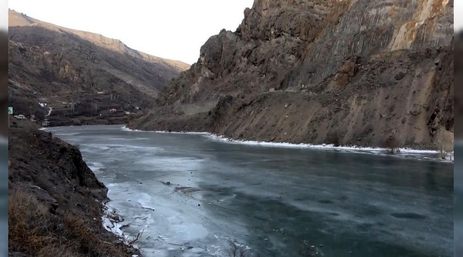 Türkiye’nin en hızlı akan nehri olan Çoruh buz tuttu