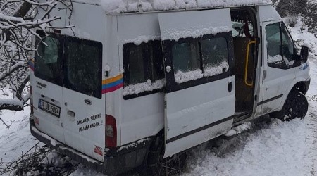 Uçurumun kenarında mahsur kalan yolcu minibüsü kurtarıldı