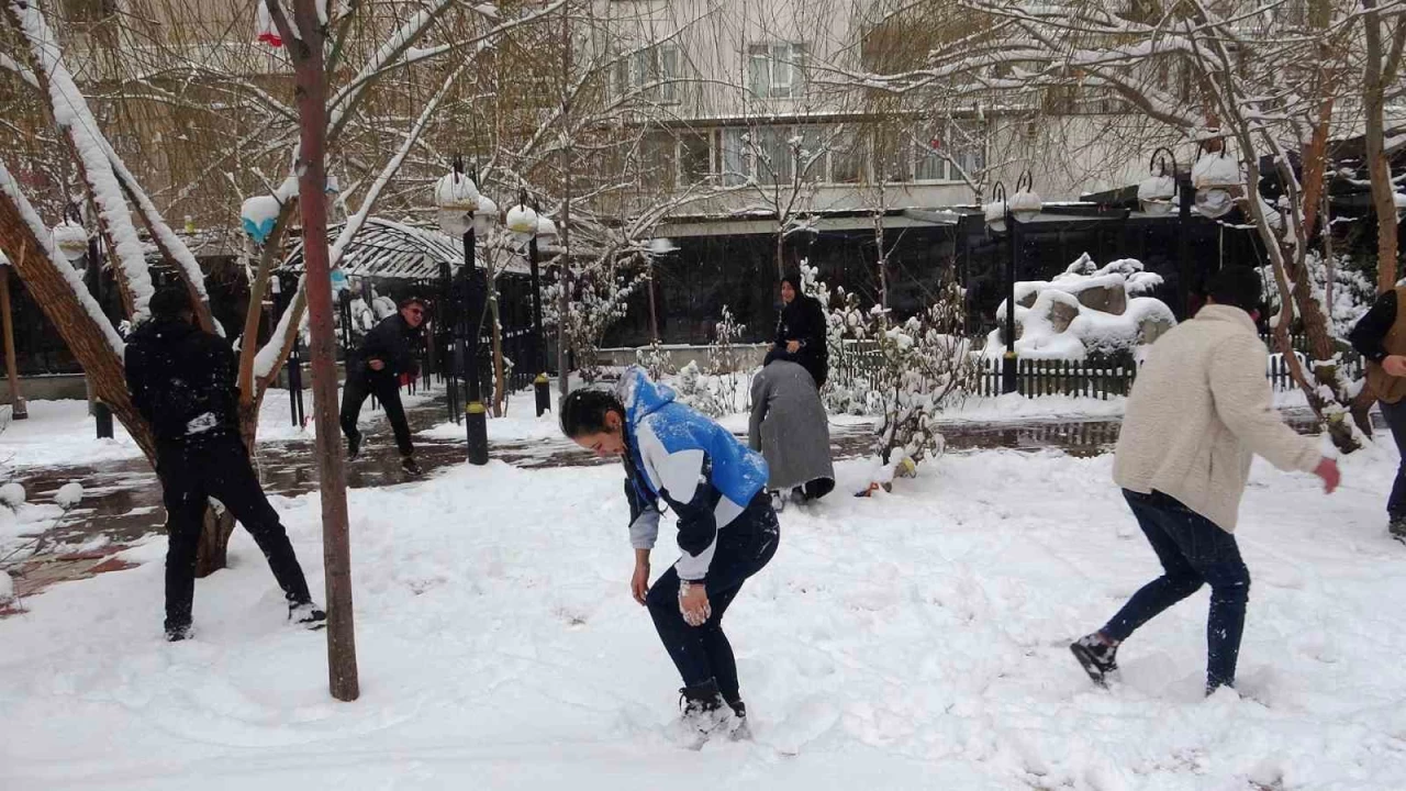 Van'da esnafn kartopu keyfi