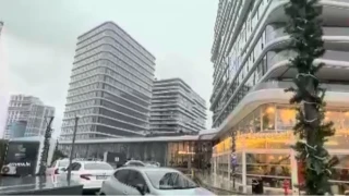 Zeytinburnu'nda siteye bırakılan kargo paketi patladı: 2 yaralı