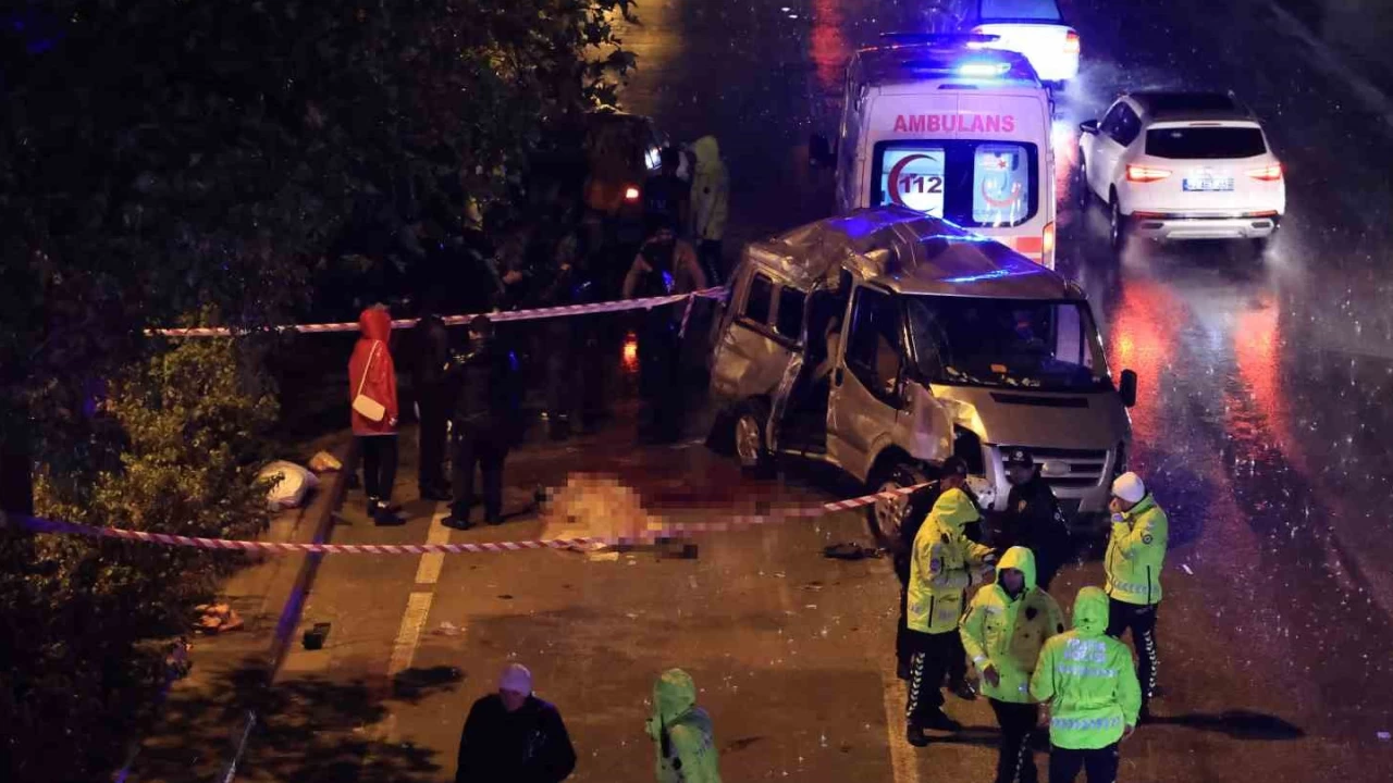16 yaşındaki sürücünün kullandığı minibüs ağaca çarptı: 3 ölü, 4 yaralı