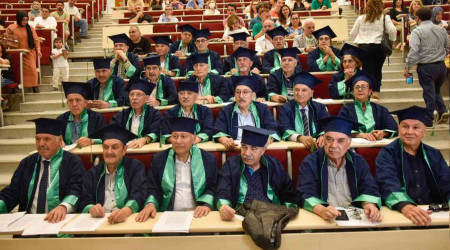 50 yıl sonra cübbe giyip kep fırlattılar