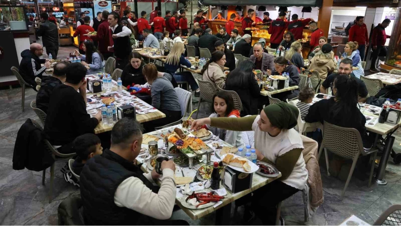 Adana'da ilk iftarda kebaplar doldu tat