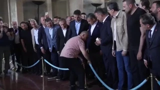 Anıtkabir'de çelenk krizi: