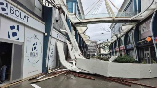 Avcılar'da fırtına iş yerinin çatısını uçurdu