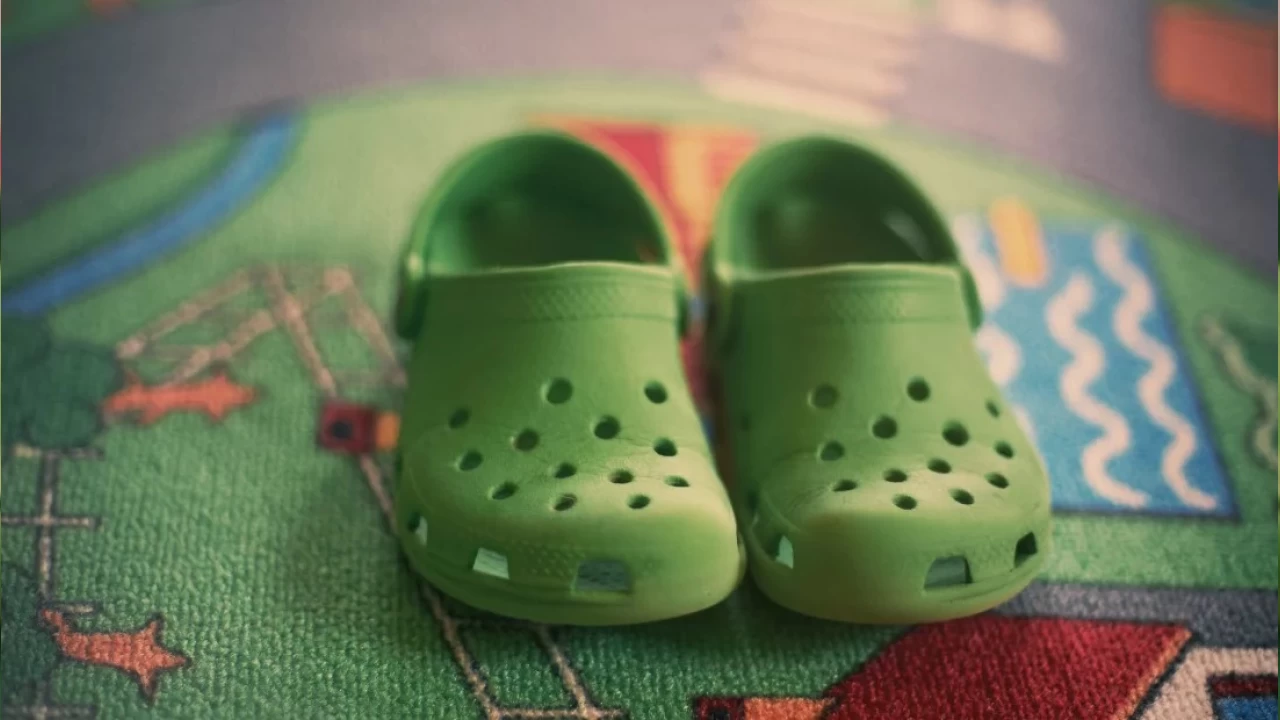 Birçok genç Crocs giyiyor, peki ya zararlı ise?