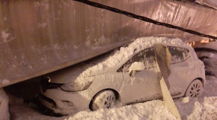 Biriken kar nedeniyle spor salonunun çatısı çöktü