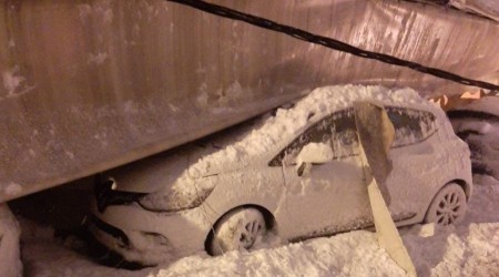 Biriken kar nedeniyle spor salonunun çatısı çöktü