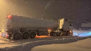 Bolu Dağı ağır tonajlı araçların geçişine kapatıldı: Kar kalınlığı 40 santimetreyi geçti