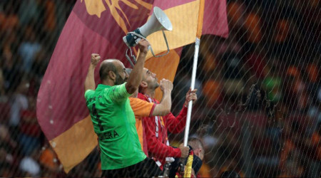 Böyle tanıtım görülmedi! Maç sonunda tribünden çıktı