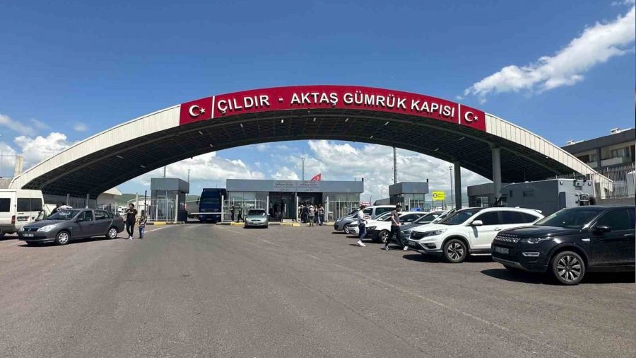 Bunu da gördük... Aktaş Sınır Kapısı'nda telefon kuyruğu