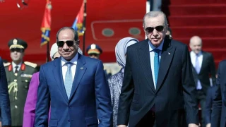 Cumhurbaşkanı Erdoğan, Mısır'da Cumhurbaşkanı Abdulfettah es-Sisi tarafından resmi törenle karşılandı